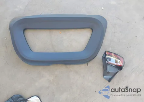 2025 Tesla Model Y Performance Dual Motor All-Wheel Drive z USA, uszkodzony, nr VIN 7SAYGDEF5SA353325